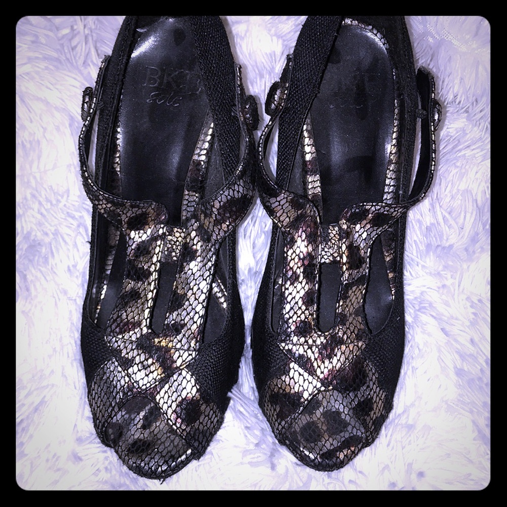 Buckle brand pumps